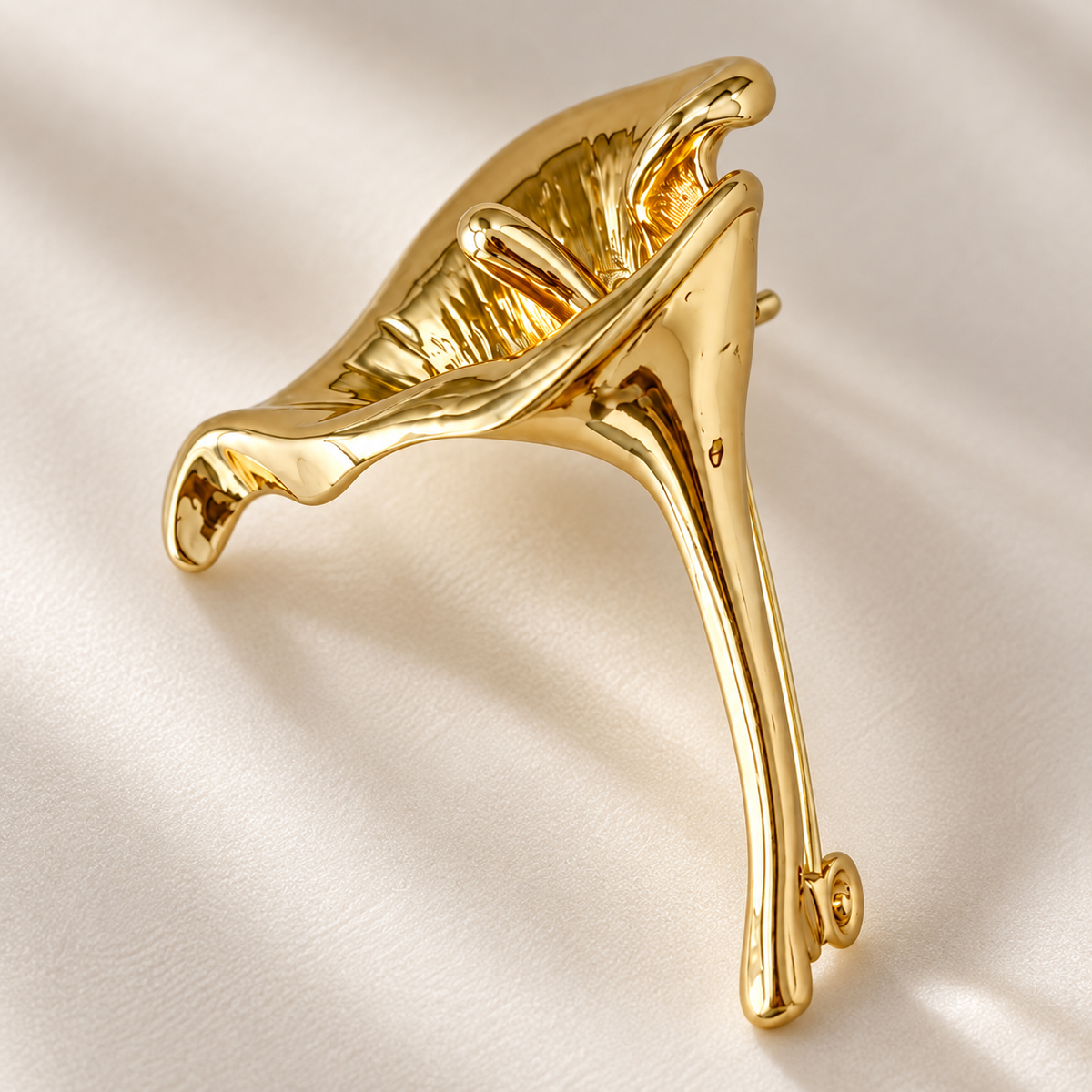 🌼 Floral Brooch | Gold-Tone Metal | Elegant Styling | Vintage Lovers | Calla Lily Shape